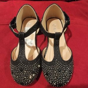 Beautiful toddlers shoes size 8 no missing stones!!! Brand new!!no box-